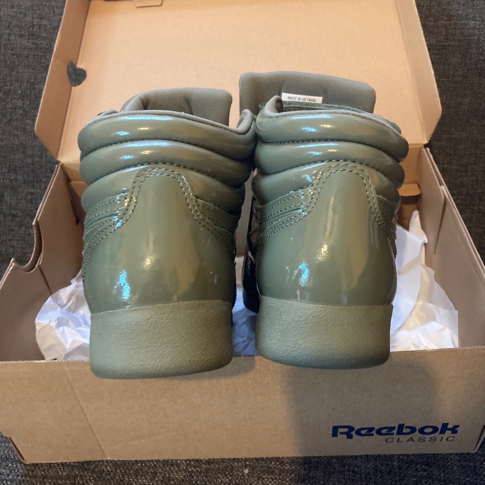 Women's Classic Reeboks - Picture 4 of 7